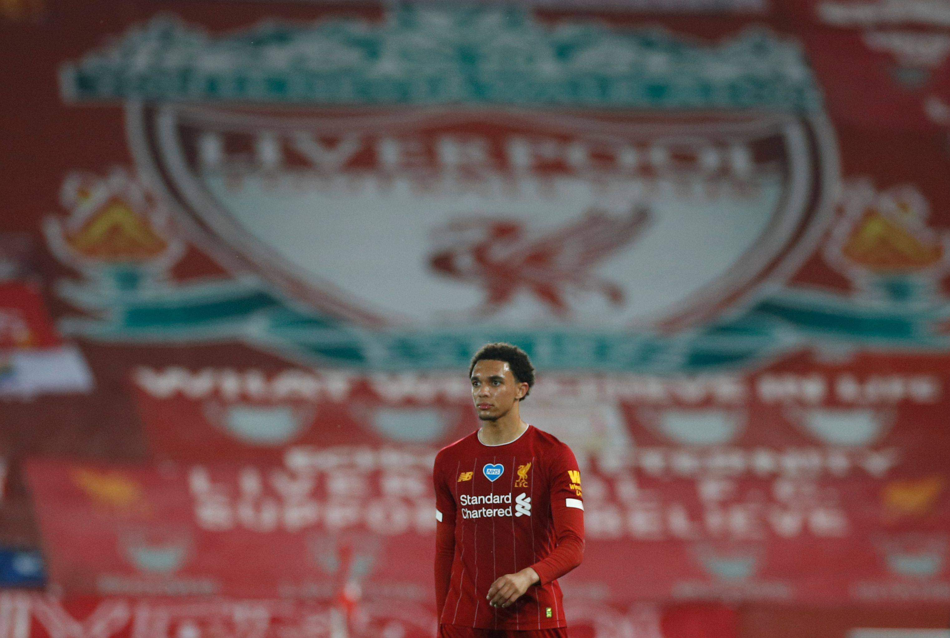 詹皇赛场怒瞪队友！连东契奇都难承受的表情，顿时惹争议